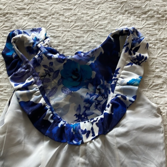 Gorgeous white w/shades of blue floral dress w/fun ruffle & fab back bow 🎀 - Picture 13 of 16